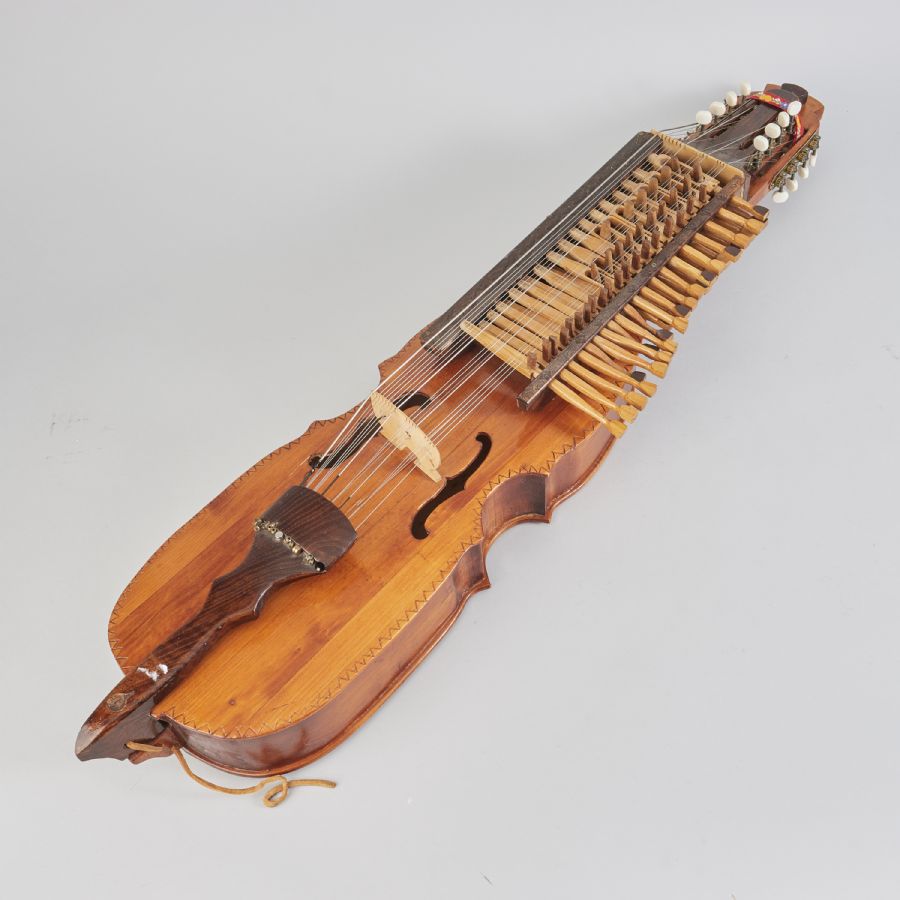 Nyckelharpa, Längd 94cm. Metropol Auktioner i Stockholm och på
